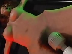 Petite asiatique attachée et caressé