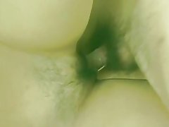 Asiatique sexy en jupe obtient sa petite chatte poilu doigter par Haras puis baise