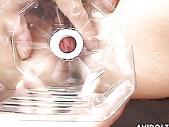 Belle cochonne japonaise obtient farcie avec plusieurs godes épais