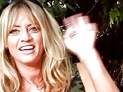 Lesbienne asiatique rousse a sa petite chatte léché par des amis ludiques dans le parc