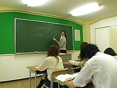 Babe obtient ses seins minuscules embrassés et chatte léché par goujon